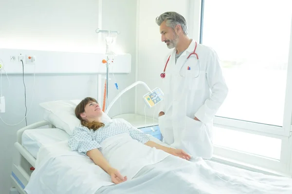 Médico sorrindo com o paciente — Fotografia de Stock