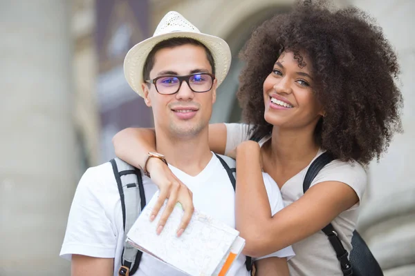 Pareja joven enamorada en vacaciones — Foto de Stock