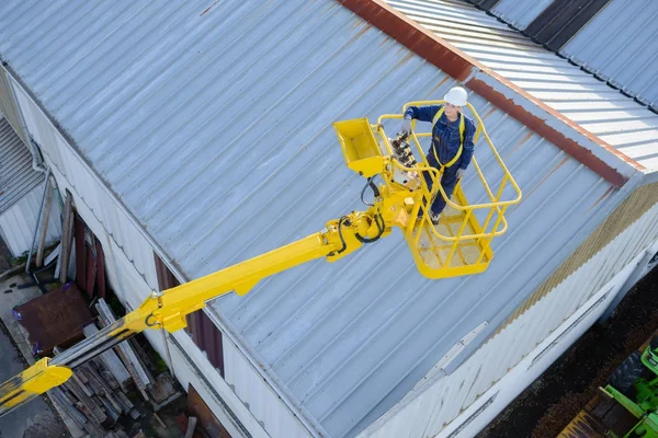 Vue de dessus d'un opérateur de grue fonctionnant — Photo