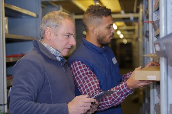 Inspector que inspecciona la muestra del producto — Foto de Stock