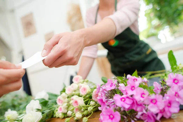 Florsit holding a buiness card — Stock Photo, Image