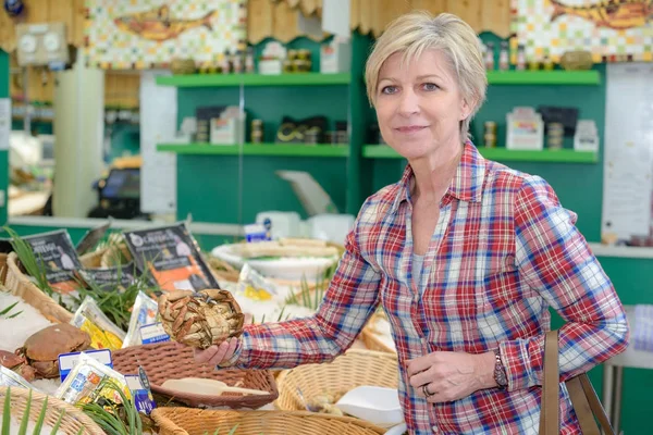 Medelålders kvinna att köpa frukt på marknaden — Stockfoto