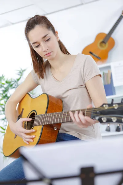 Adolescente menina guitarra jogar — Fotografia de Stock