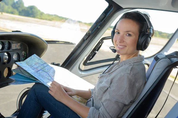 Porträtt av kvinna i flygplan cab — Stockfoto