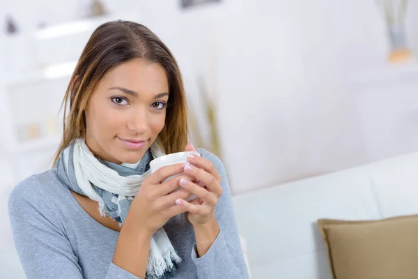 Indoor portret van een lachende Kaukasische vrouw het drinken van thee — Stockfoto