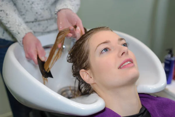 Πρόγραμμα-πελάτης είναι ανάπαυση, ενώ τα μαλλιά της είναι να καθαριστεί — Φωτογραφία Αρχείου