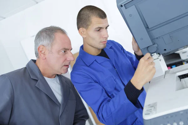 Jovem trabalhador masculino com supervisor — Fotografia de Stock