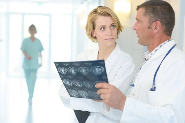 Ärztinnen und Ärzte untersuchen Brust-Röntgen im Krankenhaus — Stockfoto