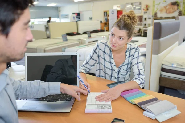 Mann und Frau in weichem Möbelgeschäft — Stockfoto