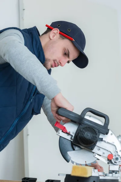 Corte de madera con sierra eléctrica manual — Foto de Stock