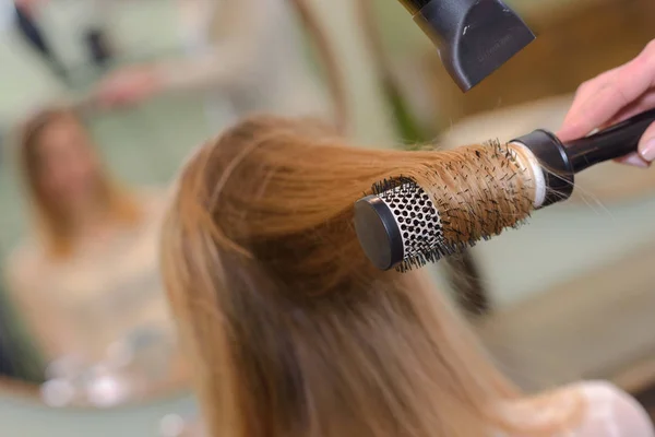 Высушивание волос и высушивание — стоковое фото