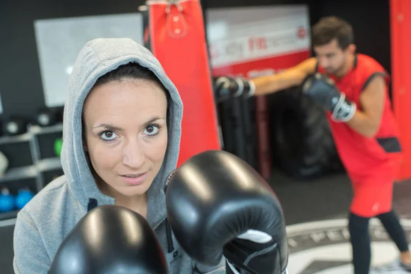 Vrouwelijke bokser kijken naar de camera — Stockfoto