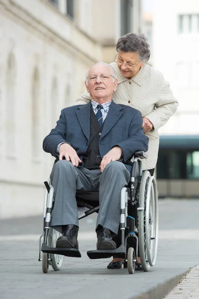 Пожилая пара наслаждается снаружи — стоковое фото