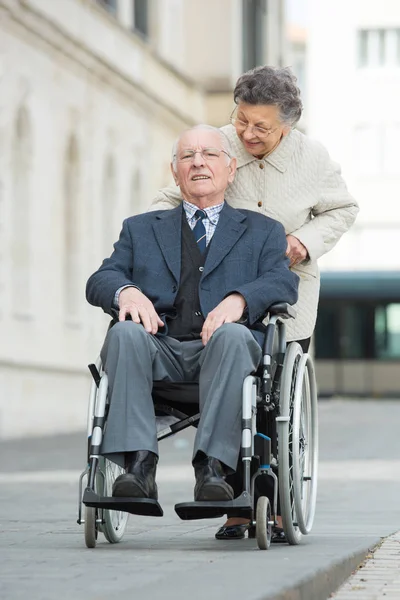 Casal velho desfrutando fora — Fotografia de Stock