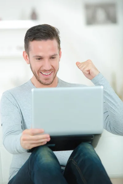 Ευτυχισμένος άνθρωπος χρησιμοποιώντας φορητό υπολογιστή — Φωτογραφία Αρχείου