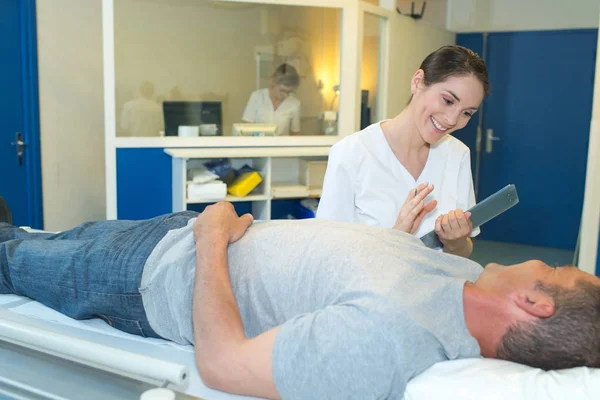 Freundliche Krankenschwester im Gespräch mit dem Patienten — Stockfoto