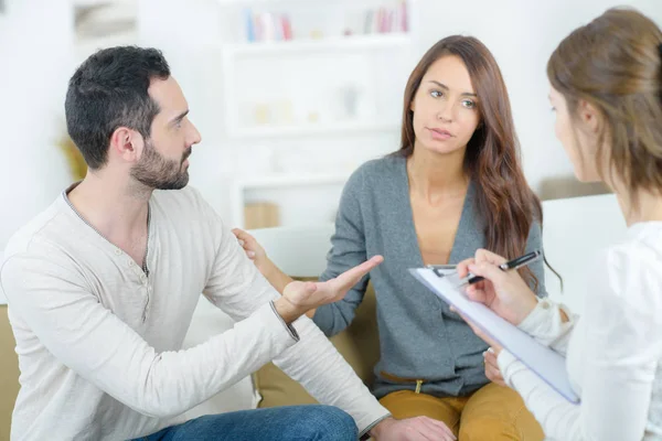 Stressato giovane coppia litigare con lo psicologo — Foto Stock