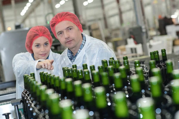 Lavoratori in fabbrica di imbottigliamento vino — Foto Stock
