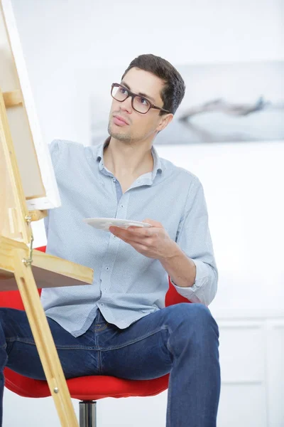 Πορτρέτο του νεαρός άνδρας κάθεται — Φωτογραφία Αρχείου