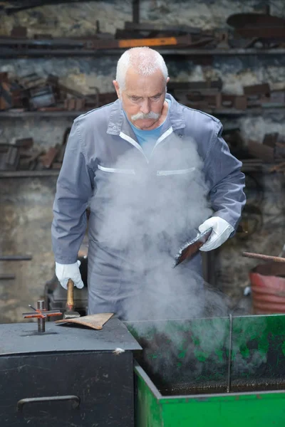 Leitender Klempner in seiner Werkstatt — Stockfoto