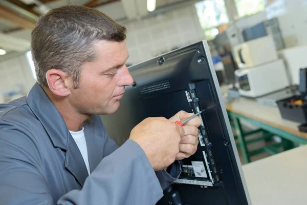 Man repareren van scherm en reparatie — Stockfoto