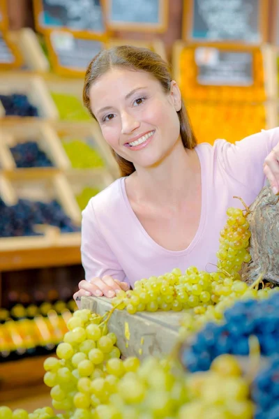 Comprar algunas uvas y racimo —  Fotos de Stock