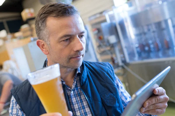 Homem bonito que trabalha na cervejaria — Fotografia de Stock