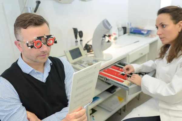 Adam Optometristler gözlüklü ise metin okuma — Stok fotoğraf