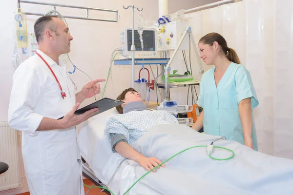 Médecin et infirmière avec patient à l'hôpital — Photo