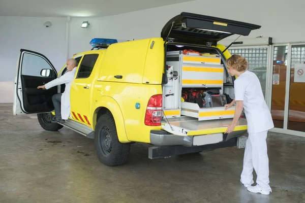 Operatori ambulanza di emergenza con barella — Foto Stock