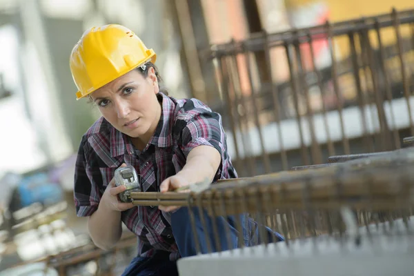 Portret van vrolijke vrouwelijke bouwvakker — Stockfoto