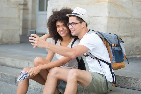 Heureux couple de touristes prenant selfie dans la vieille ville — Photo