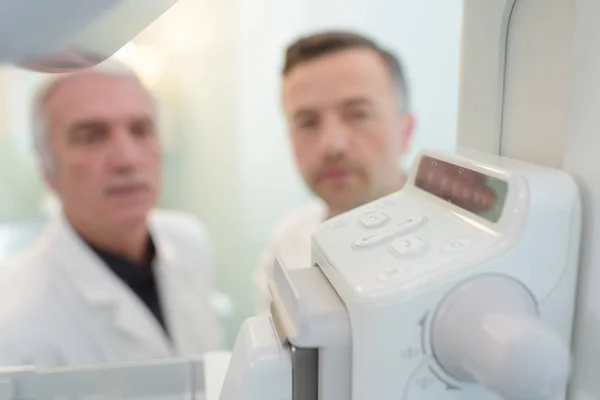 Zwei männliche Sanitäter standen neben medizinischem Gerät — Stockfoto
