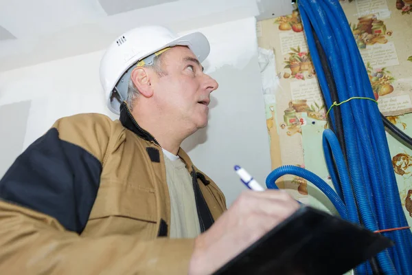 Encanador profissional verificando a instalação de tubos de água — Fotografia de Stock