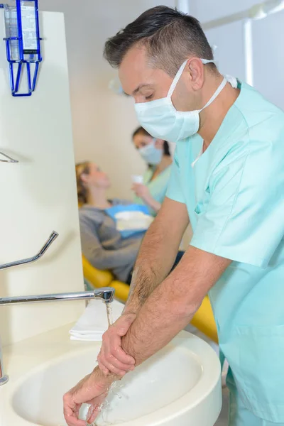 Asistente dentista lavándose las manos — Foto de Stock