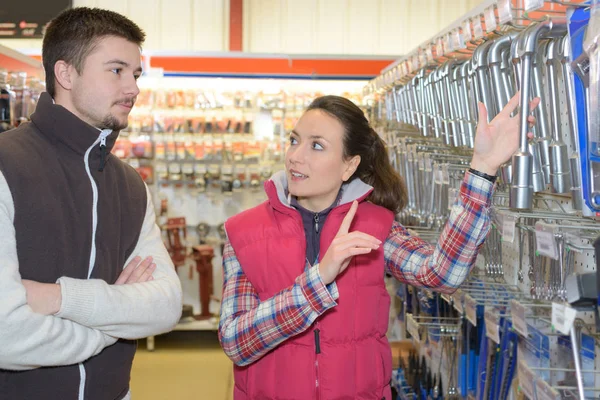 Gyönyörű hardwarestore eladó segít ügyfél — Stock Fotó