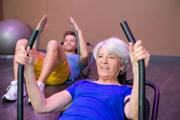 Mujer mayor haciendo ejercicios abdominales —  Fotos de Stock