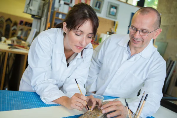The frame designer and technician — Stock Photo, Image