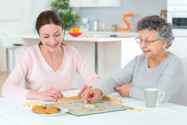 Duas mulheres jogando scrabble — Fotografia de Stock