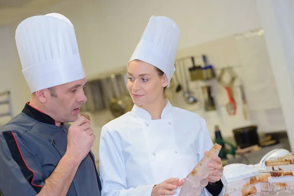 Chef tentando criação colegas — Fotografia de Stock