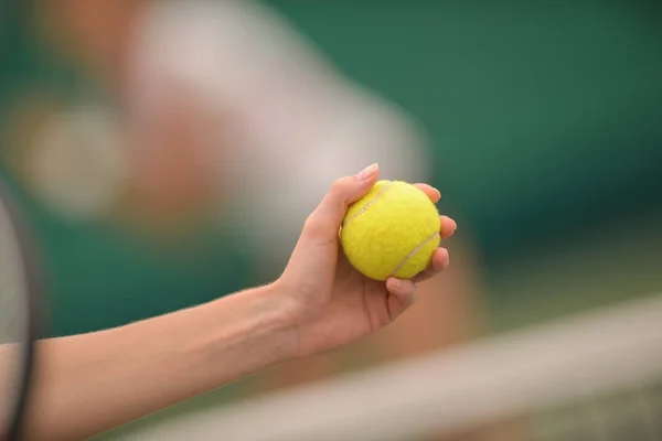 주는 테니스 공을 손에 당신에 게 놀이 하는 여자 — 스톡 사진
