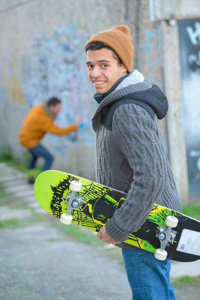 Graffiti umělec a skateboardista — Stock fotografie