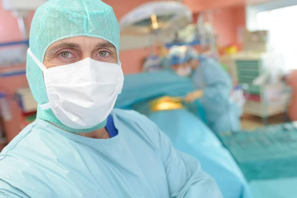 Чоловічий хірург готується до операції в операційній кімнаті — стокове фото