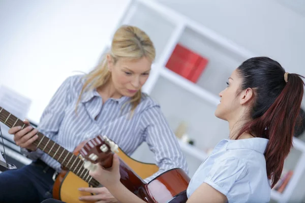 Gitar dersi ve gitar — Stok fotoğraf