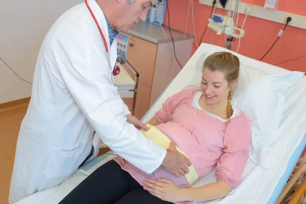 妊娠中の女性と男性医師 — ストック写真
