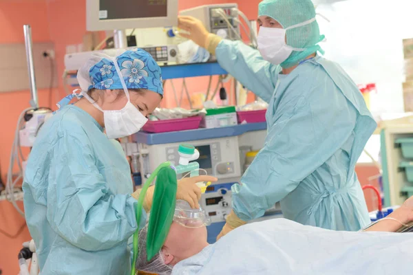 Operação em curso no teatro hospitalar — Fotografia de Stock