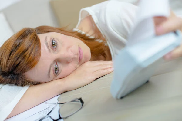 Traurige Dame auf Tisch geschlampt — Stockfoto