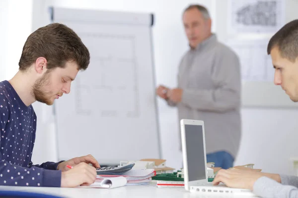 Insegnante fiducioso in classe scolastica — Foto Stock