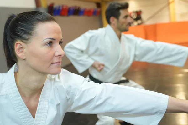 Mestres de artes marciais fazendo uma demonstração — Fotografia de Stock