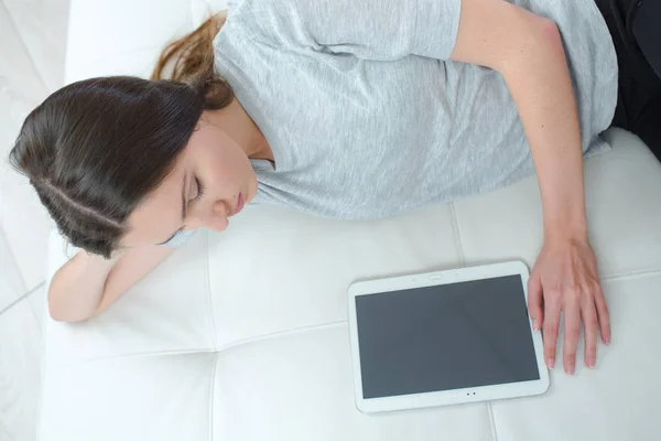 Unatkozó tizenéves lány meghatározza az ágyban tabletta számítógép — Stock Fotó